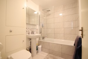 Close To Town & Station, Maidenhead - Photo 9