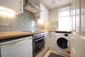 CLOSE TO TOWN & STATION, MAIDENHEAD - Photo 2