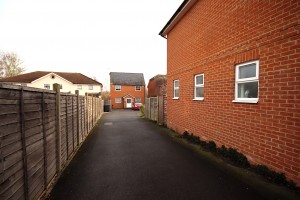 CLOSE TO TOWN & STATION, MAIDENHEAD - Photo 12