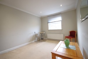 CLOSE TO TOWN & STATION, MAIDENHEAD - Photo 3