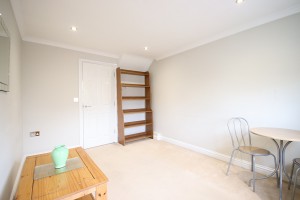 CLOSE TO TOWN & STATION, MAIDENHEAD - Photo 5