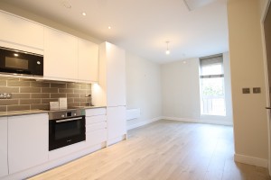 Walking Distance To Town & Station, Maidenhead - Photo 3
