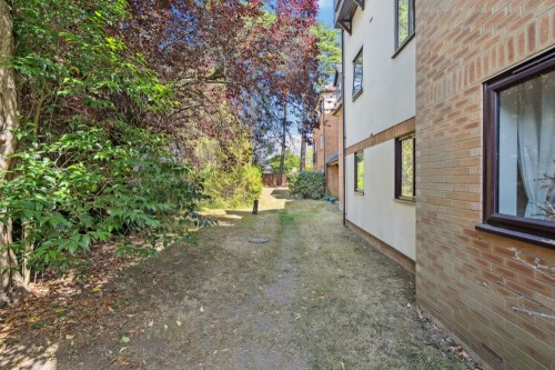 CLOSE TO TOWN & STATION,  