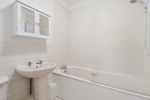 CLOSE TO TOWN & STATION, Maidenhead - Photo 9