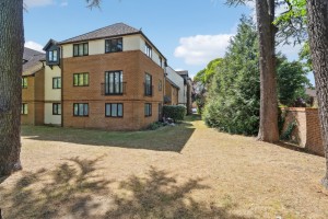 CLOSE TO TOWN & STATION, Maidenhead - Photo 10